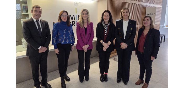 La decana mantiene un encuentro institucional con alcaldesas y representantes de municipios de Madrid